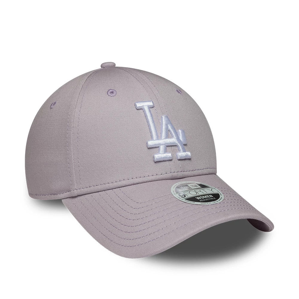 Dodgers Womens MLB League Essential Pastel Purple New Era 9FORTY Adjustable Cap, front view showing the raised white embroidered LA logo on the structured pastel purple crown, with matching eyelets and a curved visor featuring a 9FORTY size sticker.