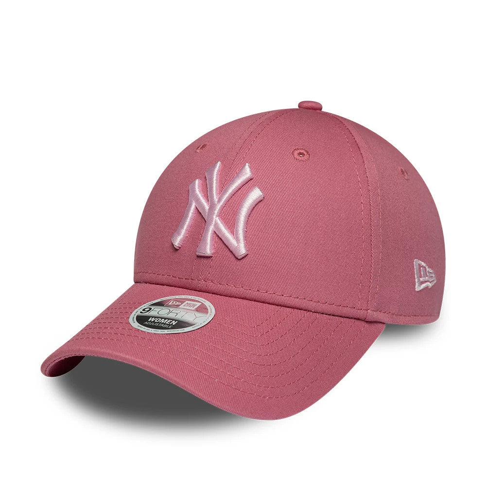 Yankees Womens MLB League Essential Pink New Era 9FORTY Adjustable Cap, front view showing the raised white embroidered NY logo on the structured pink crown, curved visor with a 9FORTY size sticker, and New Era flag logo on the left side.
