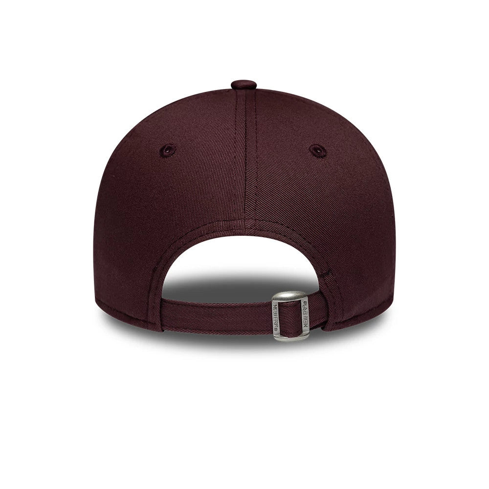 Yankees Womens MLB League Essential Dark Purple New Era 9FORTY Adjustable Cap, rear view showing the absence of an MLB Batterman logo, with an adjustable strap featuring a buckle and a structured crown complete with matching dark purple eyelets.