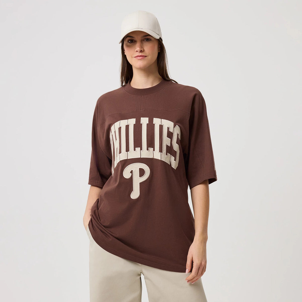 The model is wearing this MLB Arch Graphic Philadelphia Phillies Oversized T-Shirt in brown. 4