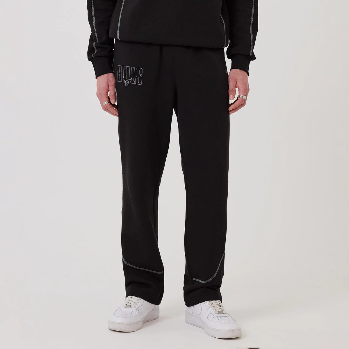 The model is wearing this NBA Graphic Chicago Bulls Straight Leg Joggers in black. 1