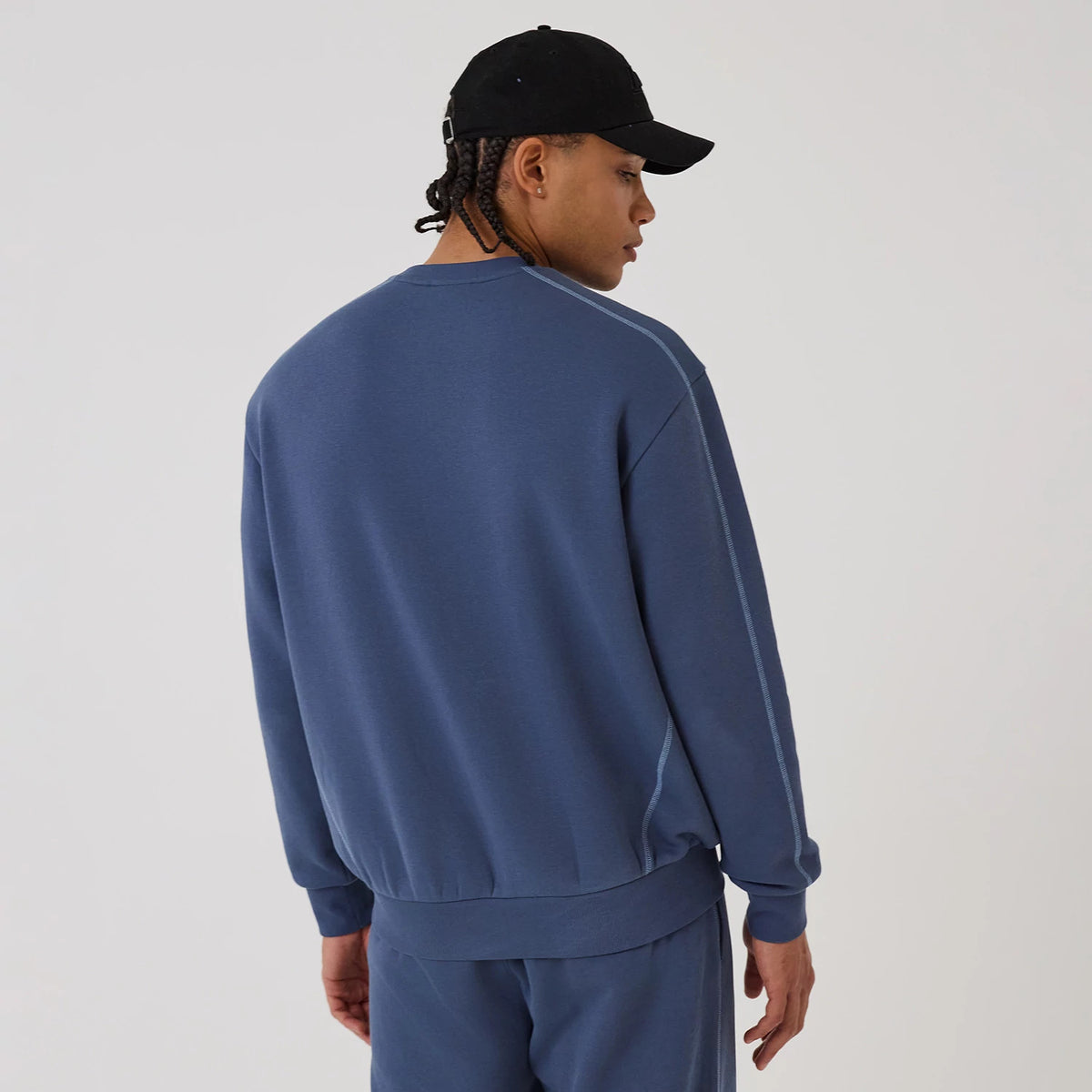 The model is wearing this NBA Graphic LA Lakers Crew Neck Sweater in dark blue. 2