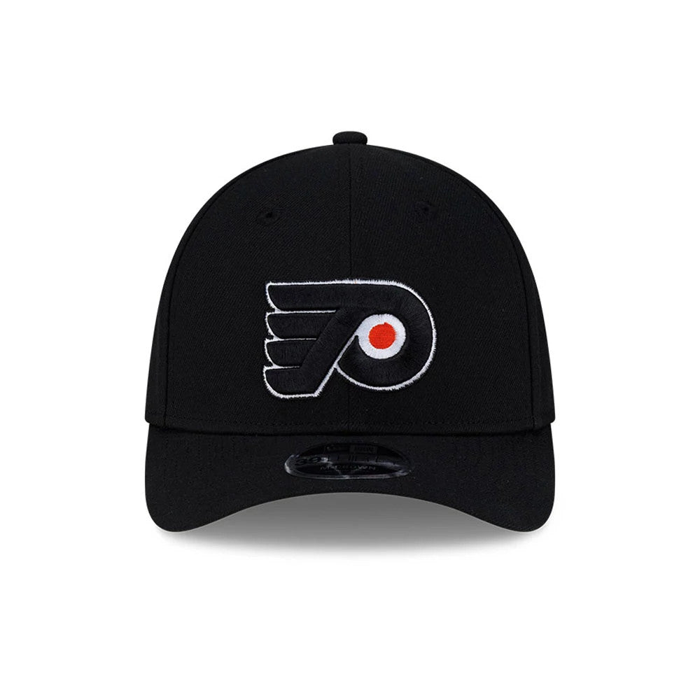 Philadelphia Flyers NHL Team Black New Era 39THIRTY M-Crown Stretch Fit Cap, front view showing the raised embroidered Flyers logo in white and orange on the structured black crown, with a matching black curved visor and 39THIRTY size sticker.