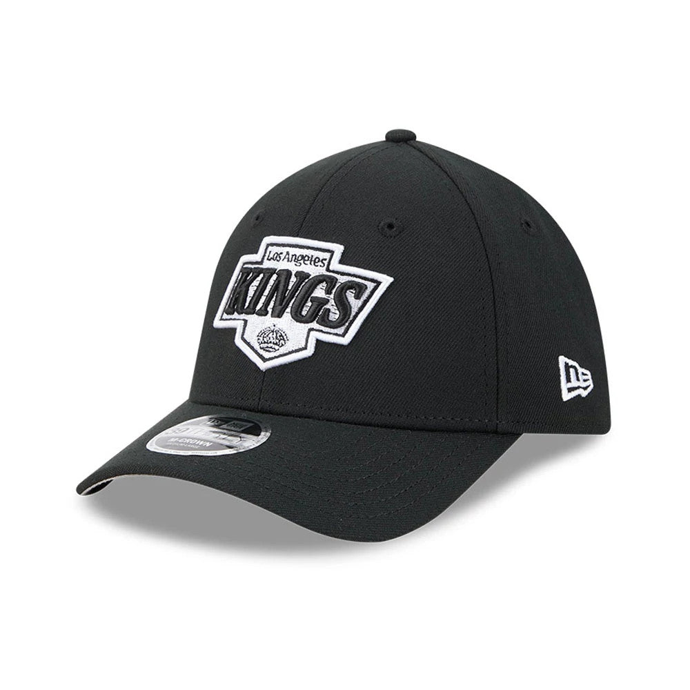 LA Kings NHL Black New Era 39THIRTY M-Crown Stretch Fit Cap, three-quarter view showing the raised white and silver embroidered Kings logo on the front panel, black curved visor with a 39THIRTY size sticker.