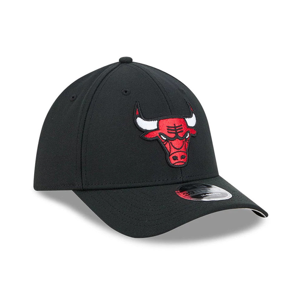 Chicago Bulls NBA Team Black New Era 39THIRTY M-Crown Stretch Fit Cap, front view showing the red and white embroidered Bulls logo on the structured black crown, curved black visor, and the 39THIRTY size sticker on the top of the visor.