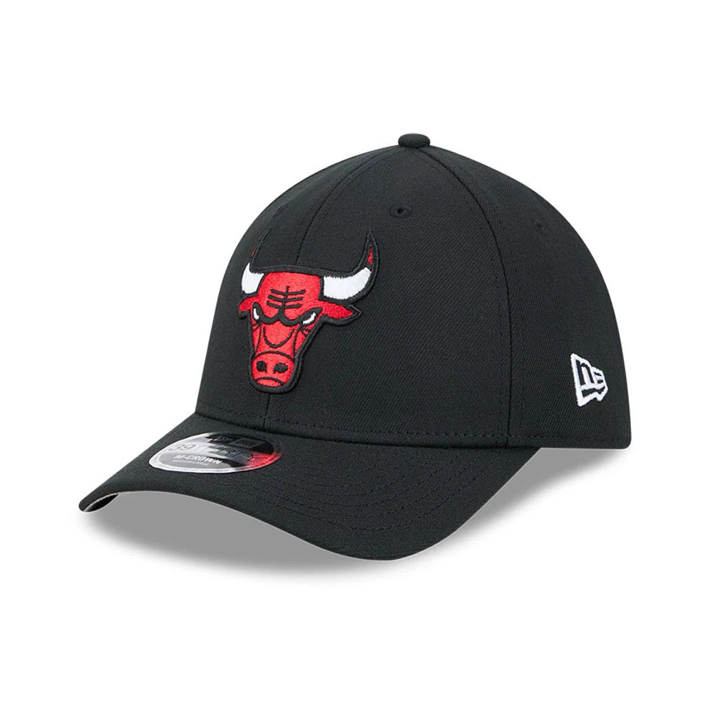 Chicago Bulls NBA Team Black New Era 39THIRTY M-Crown Stretch Fit Cap, three-quarter view showing the red and white embroidered Bulls logo on the front panel, curved black visor with a 39THIRTY size sticker.