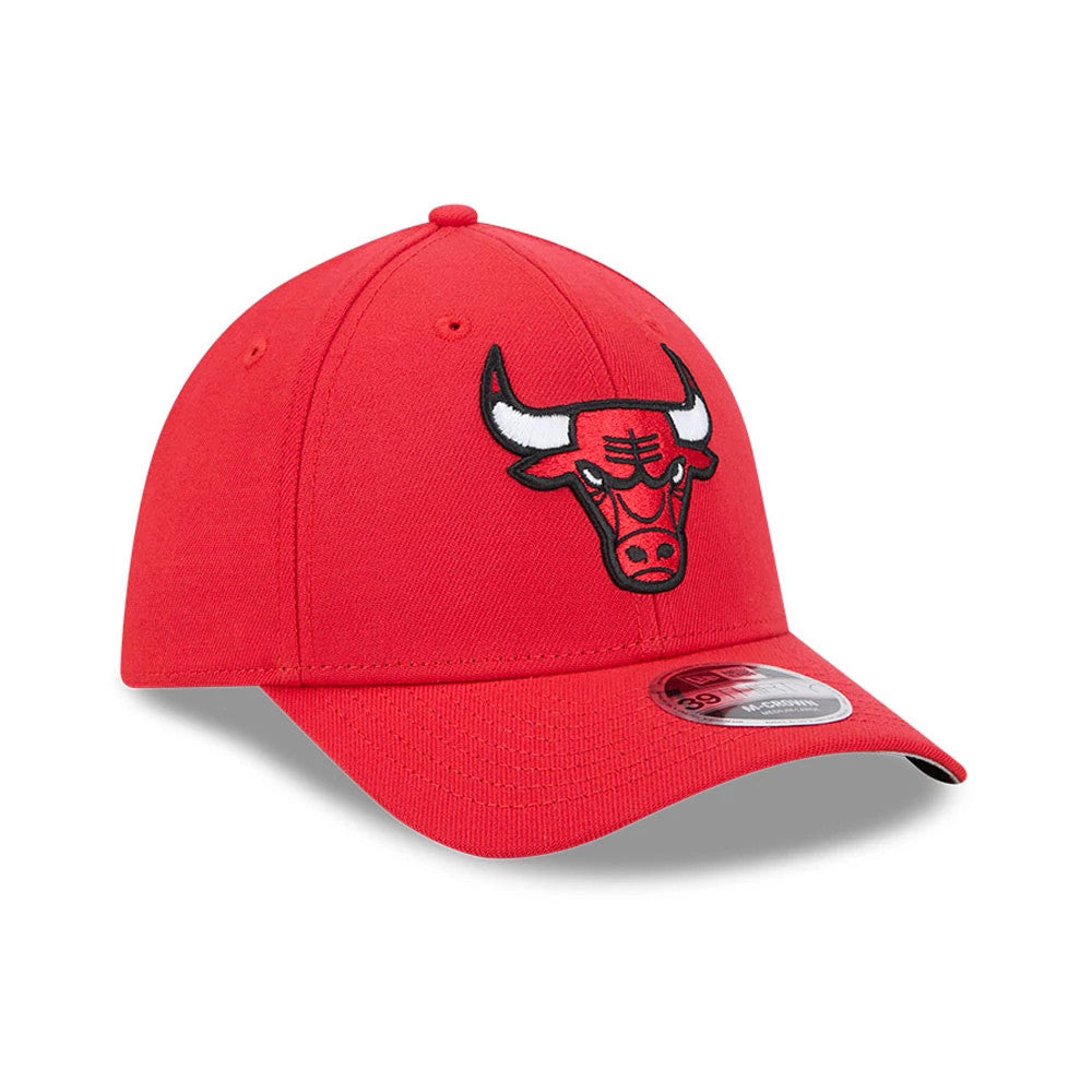 Chicago Bulls NBA Team Red New Era 39THIRTY M-Crown Stretch Fit Cap, three-quarter view showing the raised black and white embroidered Bulls logo on the front panel, with a curved red visor and a 39THIRTY size sticker on top.