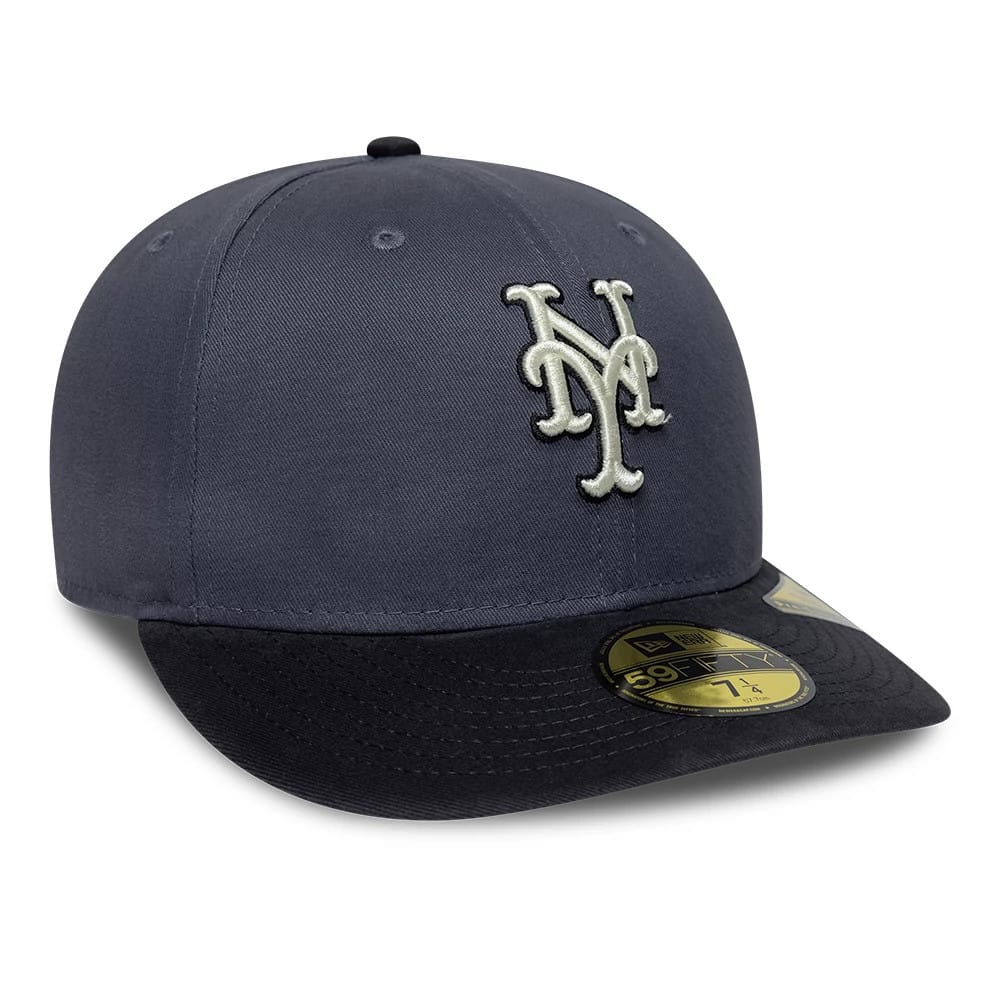 New York Mets MLB Dark Grey New Era 59FIFTY Fitted Cap, three-quarter view showing the raised white embroidery of the Mets logo on the structured dark grey crown, with a contrasting black visor and a gold 59FIFTY size sticker.