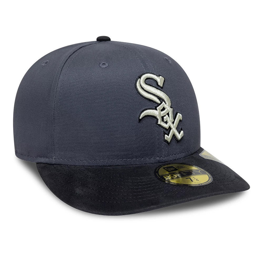 Chicago White Sox MLB Dark Grey New Era 59FIFTY Fitted Cap, three-quarter view showing the white, raised embroidered Sox logo on the structured dark grey crown, a curved black visor, and a gold 59FIFTY size sticker on the visor.