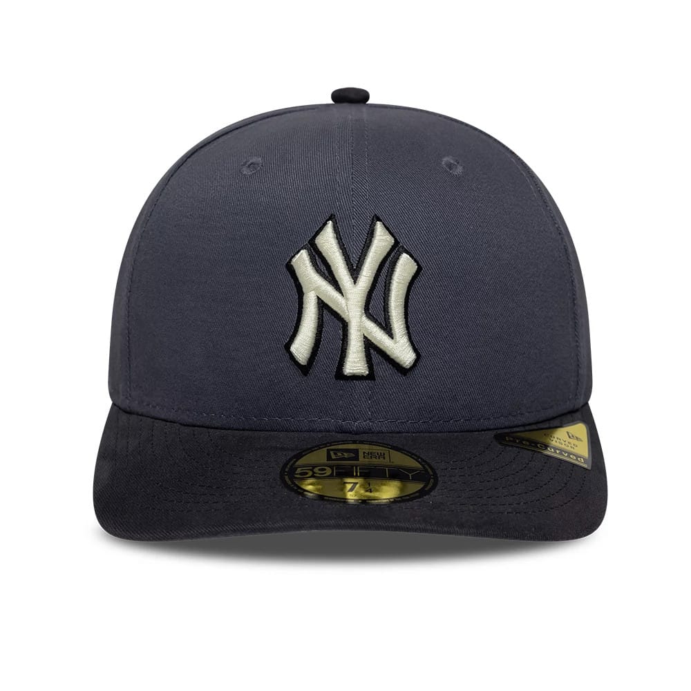New York Yankees MLB Dark Grey New Era 59FIFTY Fitted Cap, front view showing the raised white embroidered NY logo centred on the dark grey structured crown, with a gold 59FIFTY size sticker on the flat dark grey visor.