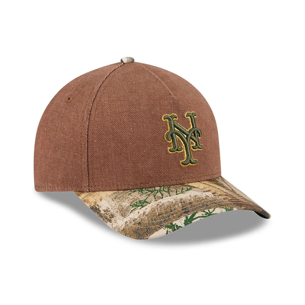 Mets MLB Cotton Twill Dark Beige New Era 9FORTY M-Crown A-Frame Adjustable Cap, three-quarter view showing the raised olive green and gold NY logo on the front panel, a camouflage-patterned visor, and a matching top button.