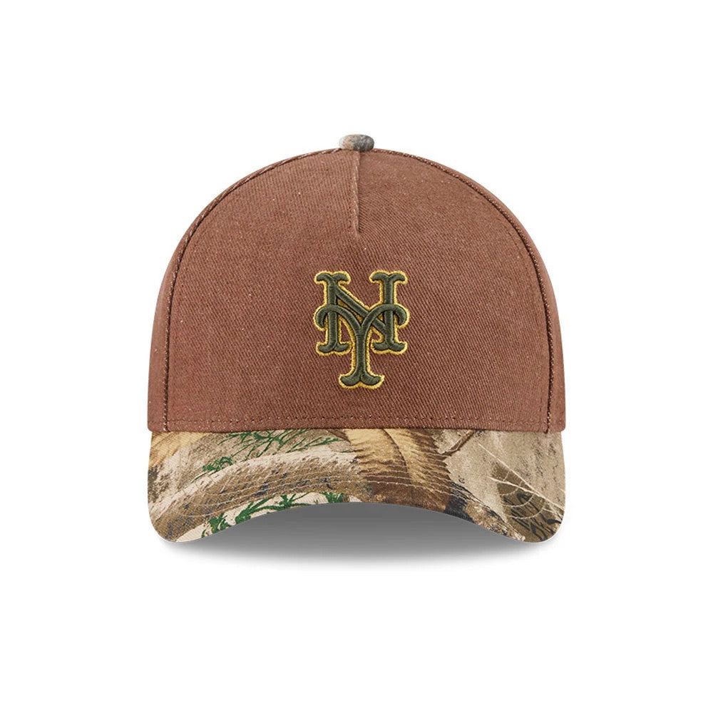 Mets MLB Cotton Twill Dark Beige New Era 9FORTY M-Crown A-Frame Adjustable Cap, front view showing a raised green and yellow embroidered Mets logo on the dark beige structured crown, and a visor with a textured camo pattern.