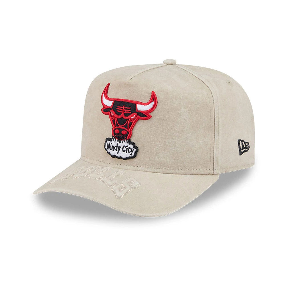 Chicago Bulls NBA Light Beige New Era 9FIFTY A-Frame Snapback Adjustable Cap, three-quarter view showing the red and black embroidered Bulls logo on the front panel, light beige curved visor, and the New Era flag logo on the left side.