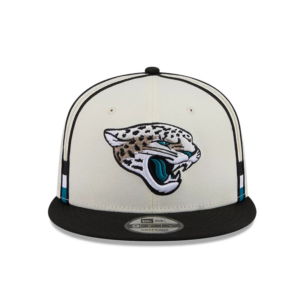 Jaguars NFL Rivalry 2026 White & Black New Era 9FIFTY Snapback Adjustable Cap, front view showing the raised embroidered jaguar logo on the cream front panel, with a contrasting black flat visor and a 9FIFTY size sticker on the visor.