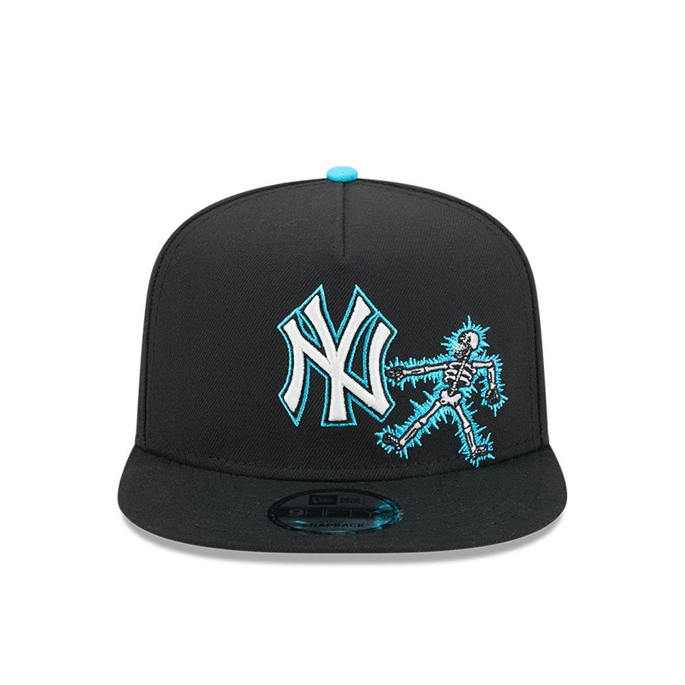 Yankees MLB Electrocute Black New Era 9FIFTY A-Frame Snapback Adjustable Cap, front view showing a white and blue embroidered NY logo with an electric theme on the front panel, paired with a flat black visor and a 9FIFTY size sticker.