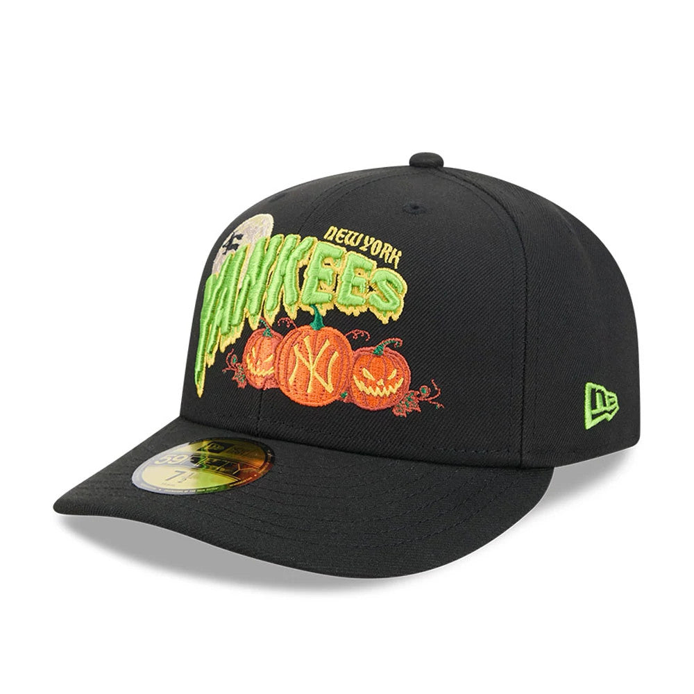 New York Yankees MLB Pumpkin Patch Black New Era 59FIFTY Fitted Cap, three-quarter view showing a front panel with raised green Yankees embroidery above orange pumpkins, a gold 59FIFTY size sticker on the black visor.