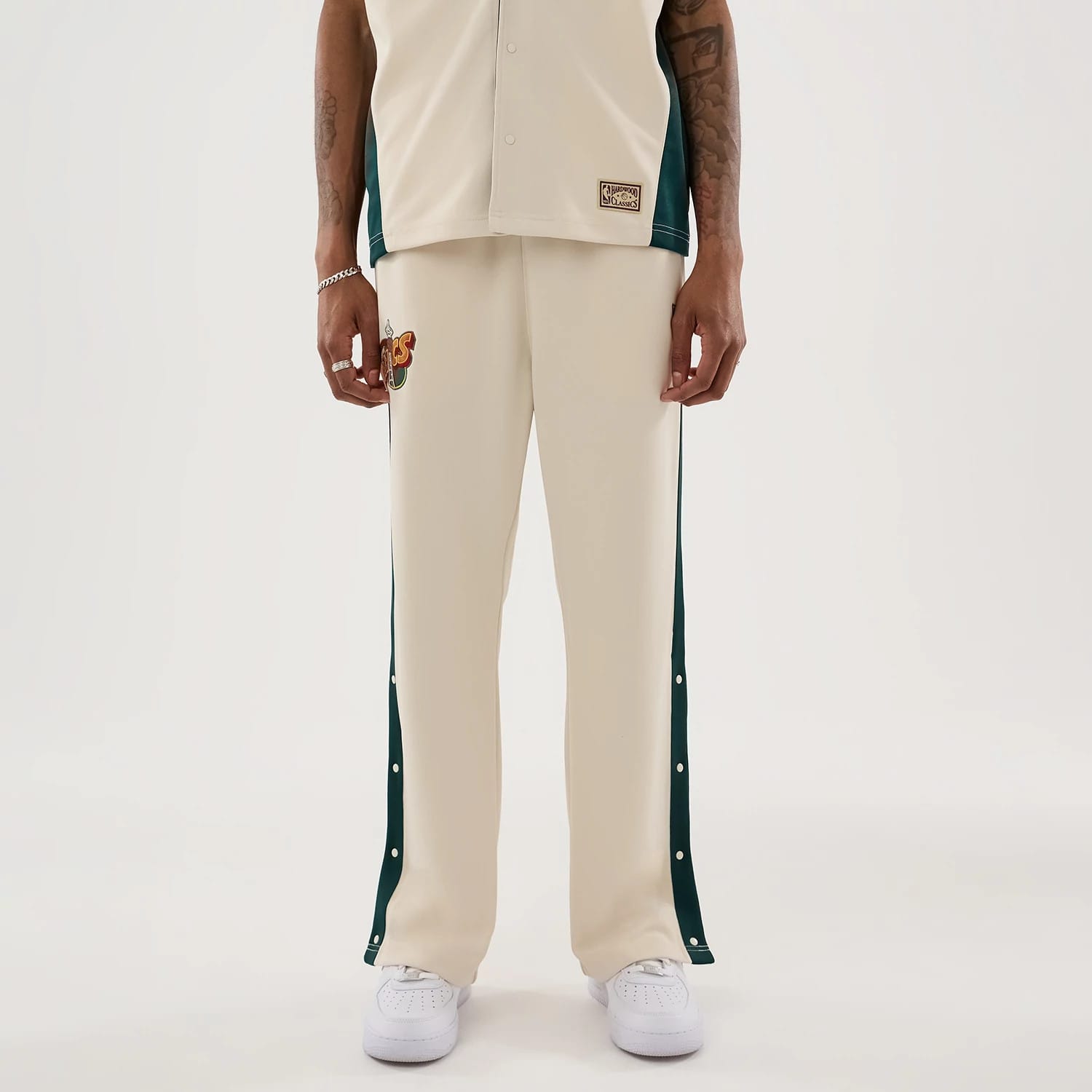 The model is wearing this NBA Hardwood Classic Straight Seattle Supersonics Straight Leg Joggers in light beige. 1