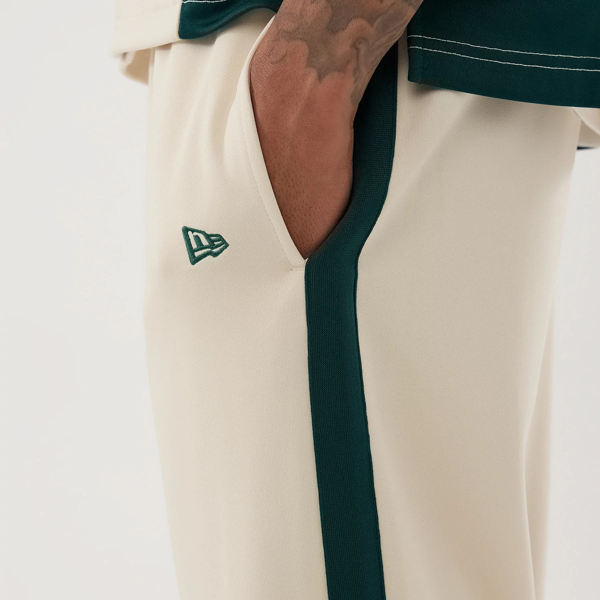 The model is wearing this NBA Hardwood Classic Seattle Supersonics Straight Leg Joggers in light beige. 4
