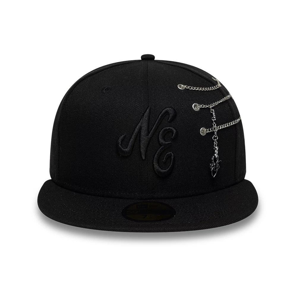 Pictured is this New Era Spider Pin Chain 59FIFTY Fitted cap in black. 2