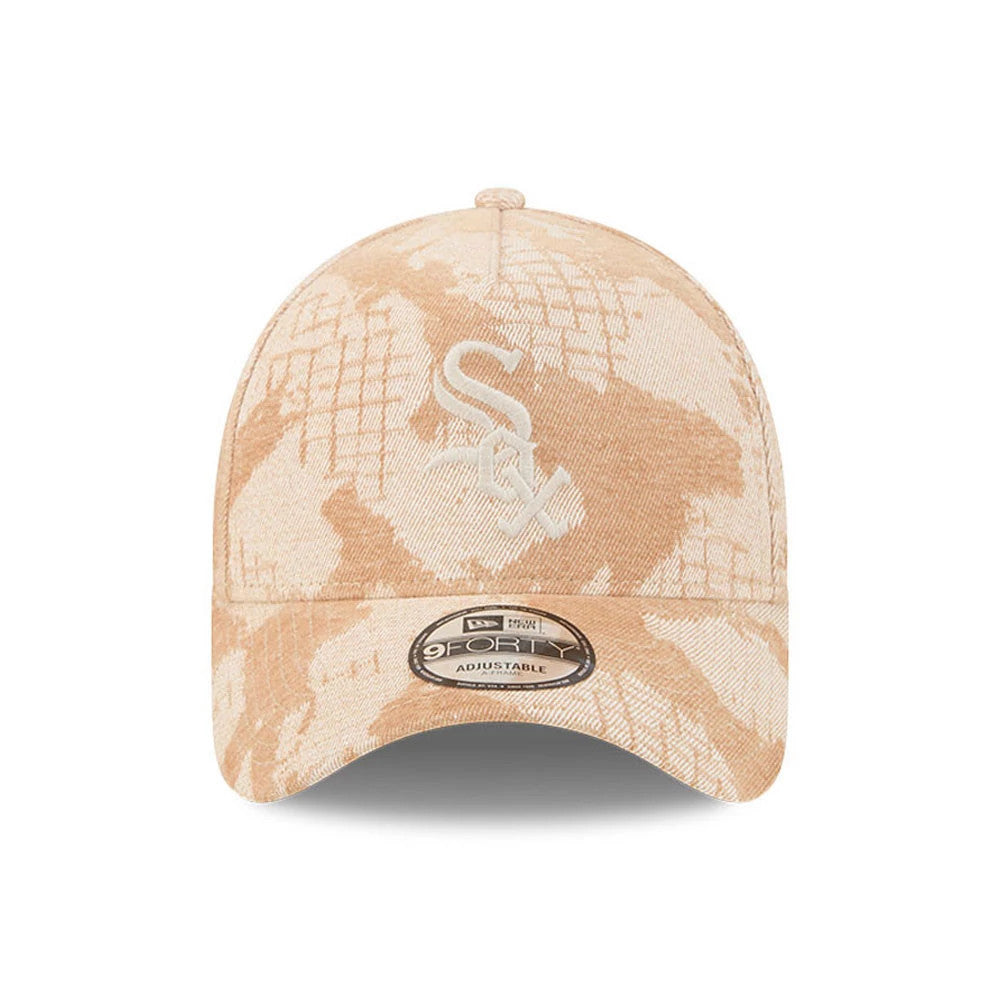 Chicago White Sox MLB Fall Story Beige New Era 9FORTY A-Frame Adjustable Cap, front view showing the white embroidered White Sox logo on the centre of a beige patterned crown, with a curved visor and a 9FORTY size sticker.