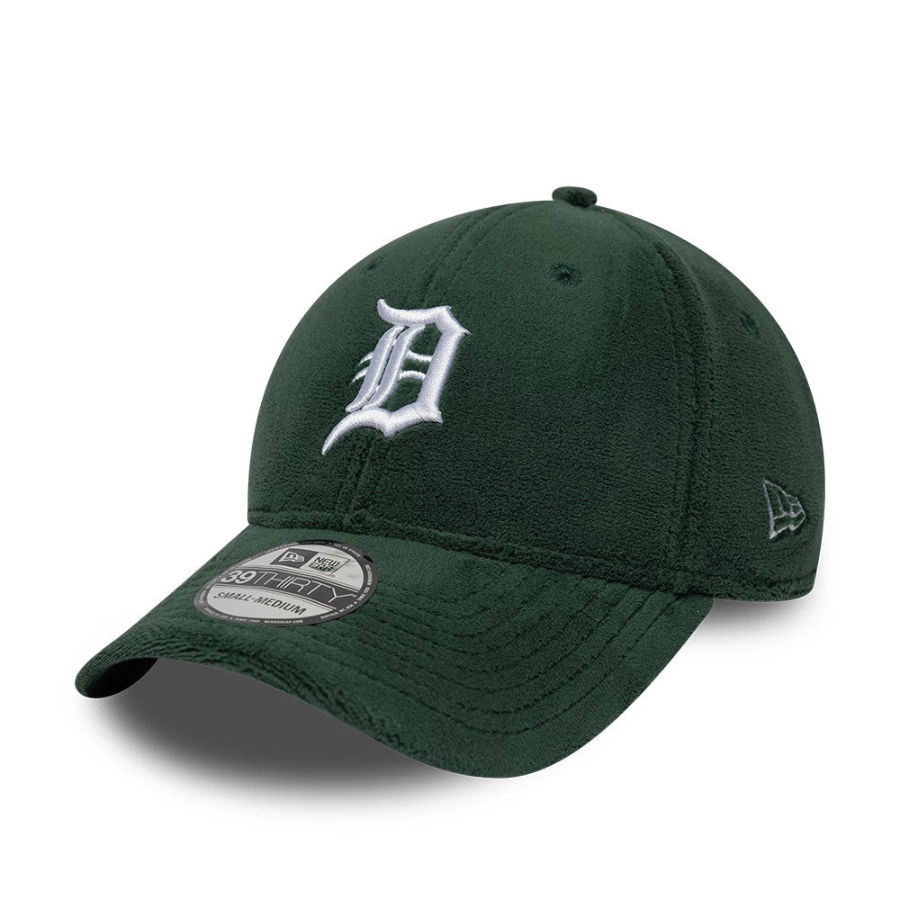 Detroit Tigers MLB Fleece Dark Green New Era 39THIRTY Stretch Fit Cap, front view showing the white raised embroidered D logo on the front panel, with a matching dark green visor and a 39THIRTY size sticker on the curved visor.