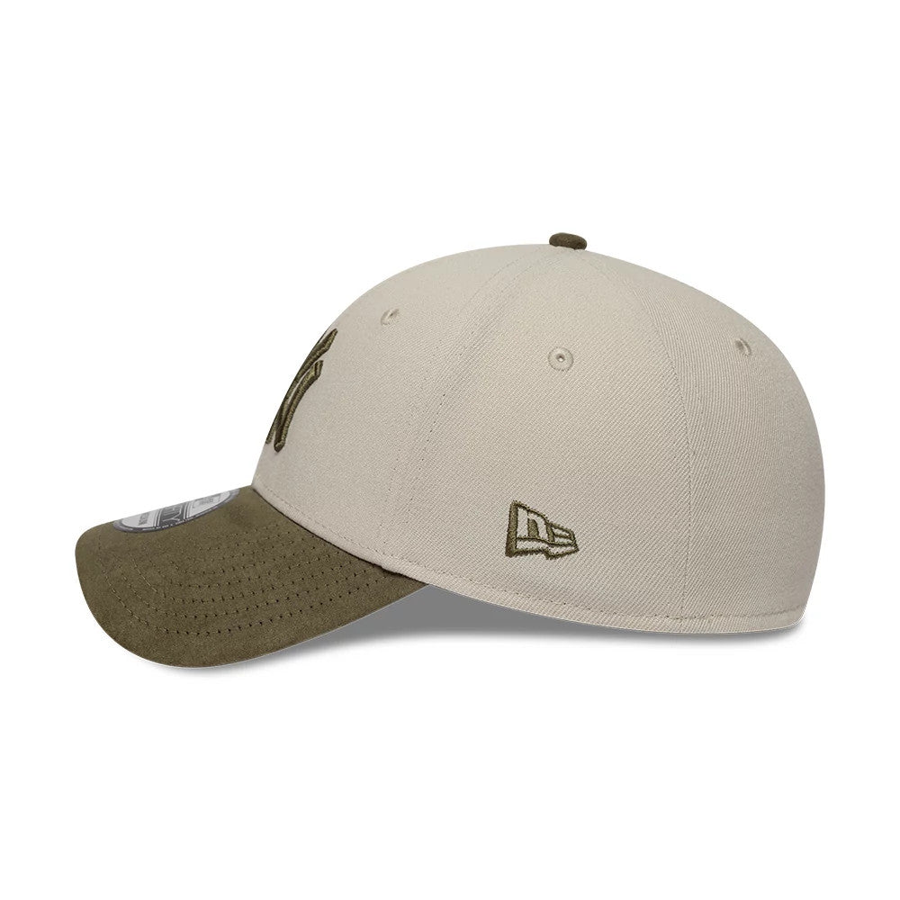 Yankees MLB Faux Suede Light Beige & Green New Era 39THIRTY Stretch Fit Cap, side view showing the raised dark green Yankees logo on the front panel, an army green faux suede curved visor with a 39THIRTY size sticker, and New Era flag logo.