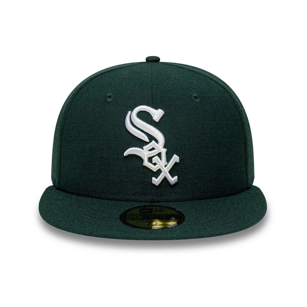Chicago White Sox MLB Core Dark Green New Era 59FIFTY Fitted Cap, front view showing a white embroidered Sox logo on the centre of the structured dark green crown, complemented by a flat dark green visor with a gold 59FIFTY size sticker.