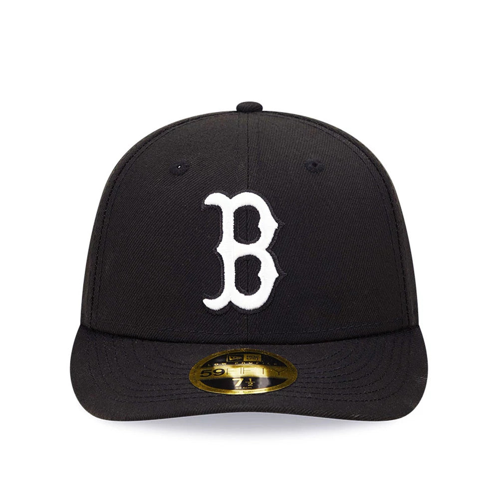 Boston Red Sox MLB Black Low Profile New Era 59FIFTY Fitted Cap, front view with a white embroidered B logo on the structured black crown, a black flat visor, and a gold 59FIFTY size sticker on the centre of the visor.