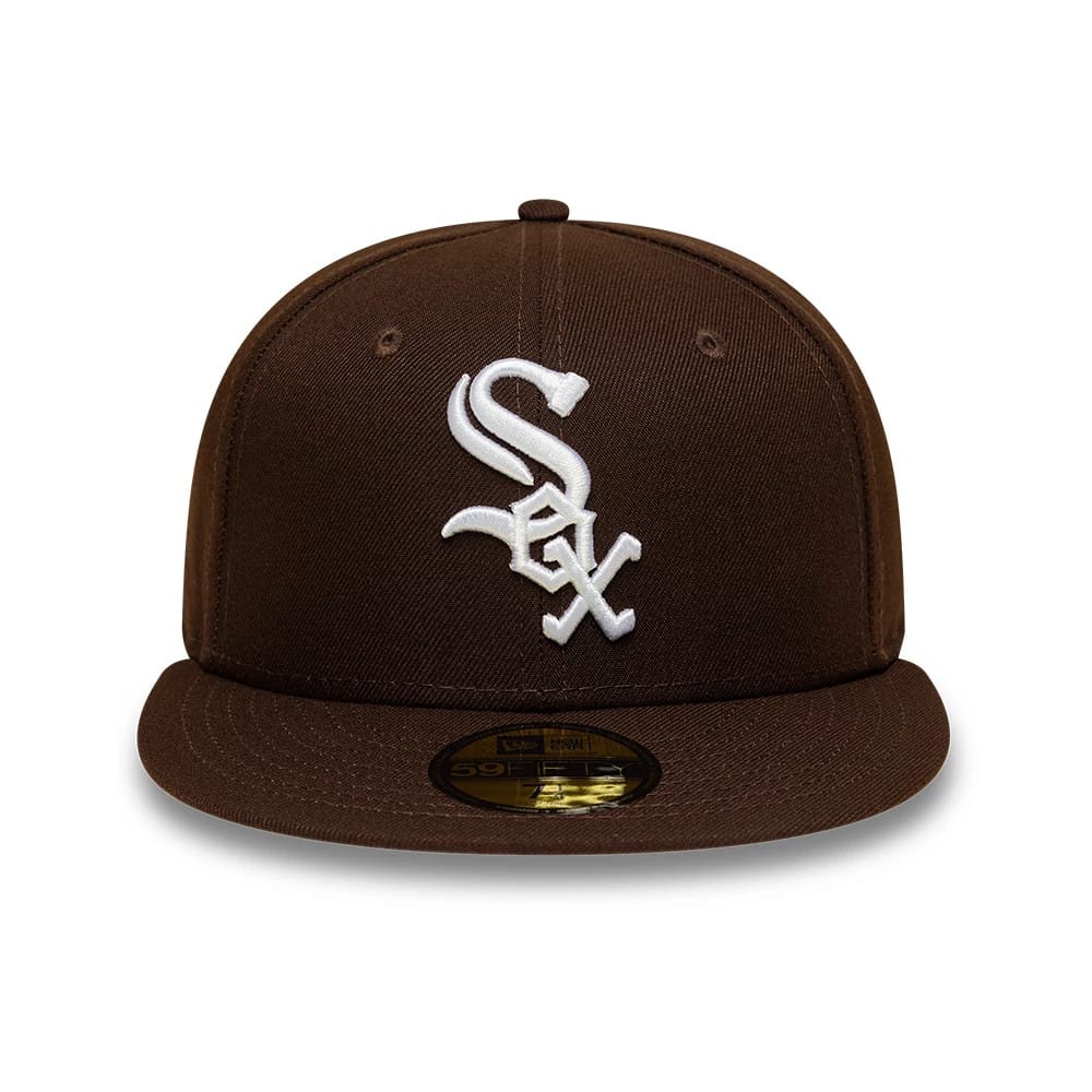 Chicago White Sox MLB Dark Brown New Era 59FIFTY Fitted Cap, front view showing the raised white embroidered Sox logo centred on the dark brown structured crown, with a curved visor and the gold 59FIFTY size sticker.