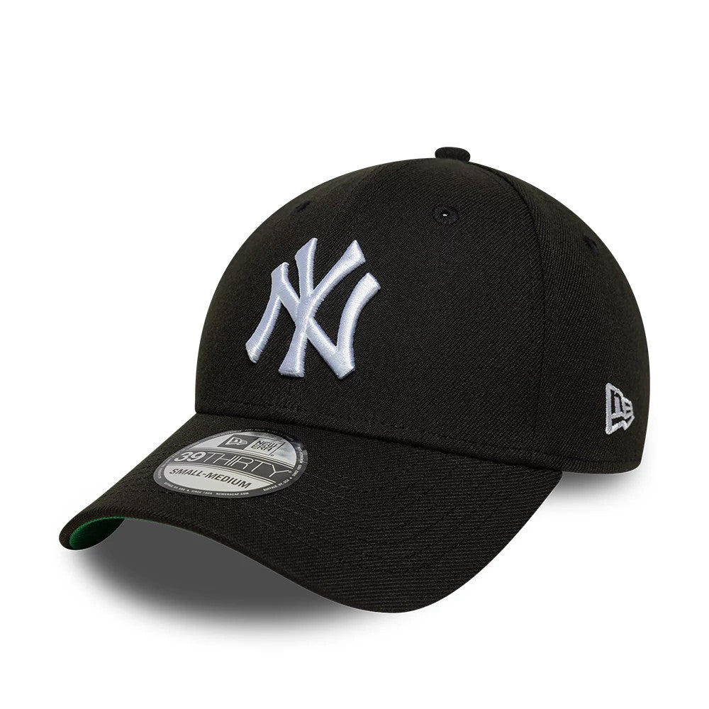New York Yankees MLB Black New Era 39THIRTY Stretch Fit Cap, three-quarter view showing the raised white embroidered NY logo on the front panel, black curved visor with a 39THIRTY size sticker, and the New Era flag logo on the left side.