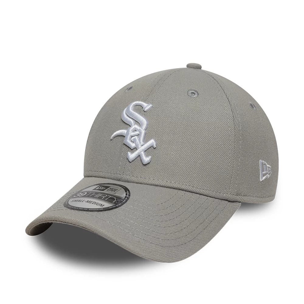 Chicago White Sox MLB Grey New Era 39THIRTY Stretch Fit Cap, three-quarter view showing the white embroidered Sox logo on the structured grey front panels, a curved grey visor, and a 39THIRTY size sticker centred on the visor.