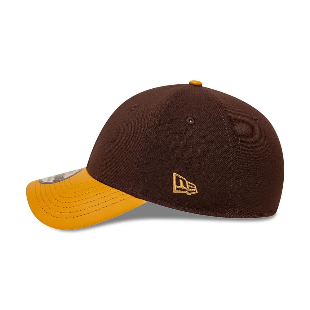 This is a New Era Dark Brown 39THIRTY Stretch Fit Cap 4