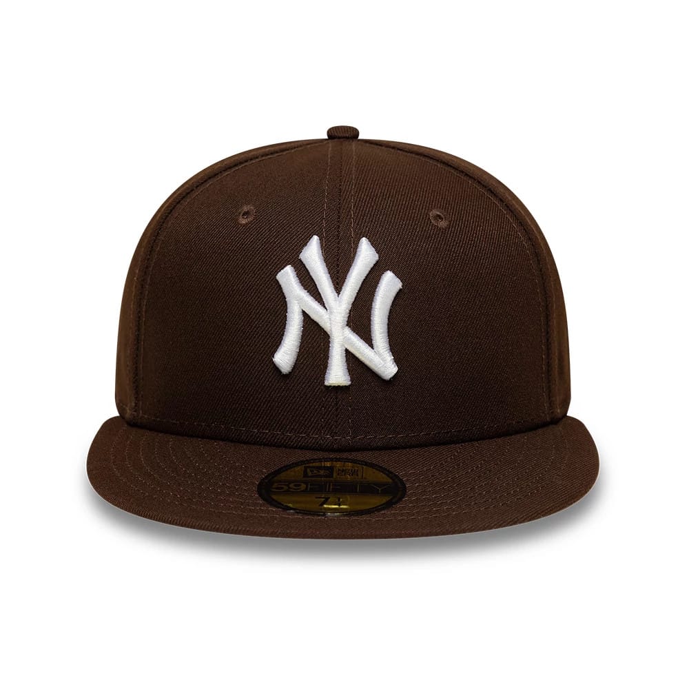 New York Yankees MLB Dark Brown New Era 59FIFTY Fitted Cap, front view showing the white raised embroidered NY logo on the structured dark brown crown, flat visor with a gold 59FIFTY size sticker, and eyelets.