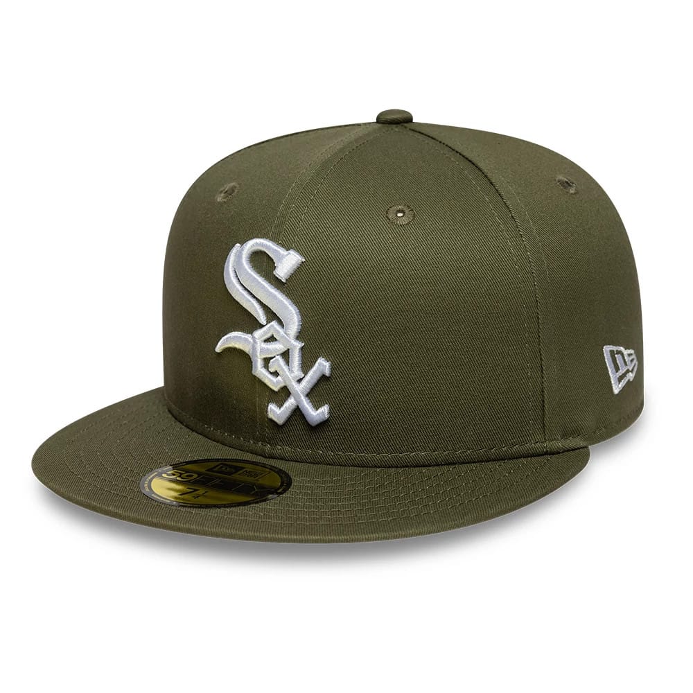 Chicago White Sox MLB Green New Era 59FIFTY Fitted Cap, three-quarter view showing the prominent white embroidered Sox logo on the front panel, a structured green crown with eyelets, and a flat visor with a gold 59FIFTY size sticker.