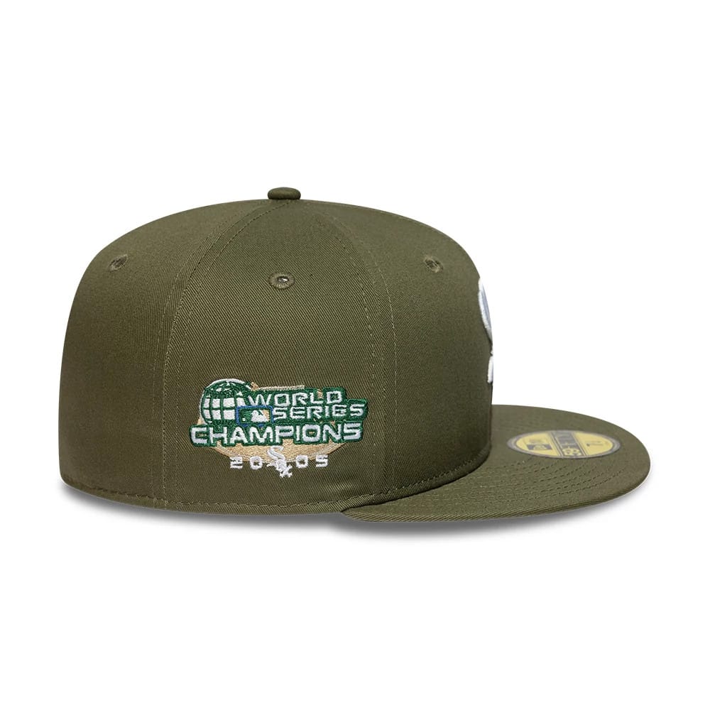 Chicago White Sox MLB Green New Era 59FIFTY Fitted Cap, side view showing the green and white embroidered World Series Champions 2005 logo on the structured green crown, with a flat green visor and a gold 59FIFTY size sticker.