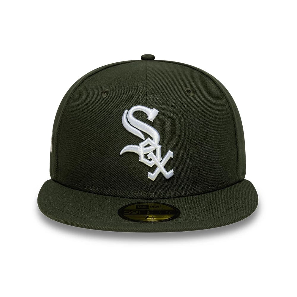 Chicago White Sox MLB Sidepatch Dark Green New Era 59FIFTY Fitted Cap, front view showing the white raised embroidered Sox logo on the structured crown, with a flat dark green visor and a gold 59FIFTY size sticker on the visor.