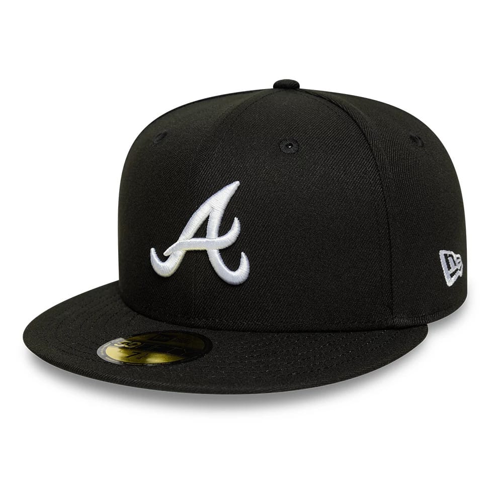 Atlanta Braves MLB Black New Era 59FIFTY Fitted Cap, three-quarter view showing the raised white embroidered A logo on the front panel, with a flat black visor, a New Era flag logo on the left side, and a gold 59FIFTY size sticker.