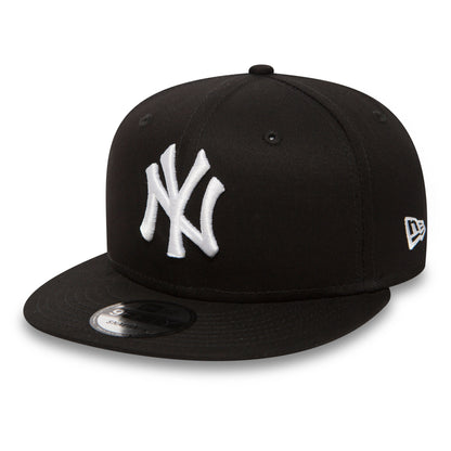 New York Yankees Black New Era 9FIFTY Cap, front view showing a raised white embroidered Yankees logo on the structured black crown, with a flat visor featuring a 9FIFTY size sticker and a white New Era flag logo on the left side.