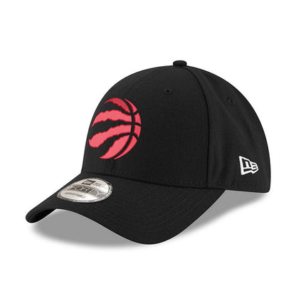 Toronto Raptors League Black New Era 9FORTY Cap, three-quarter view showing a red claw logo on the front panel, black curved visor with a 9FORTY size sticker, and the white New Era flag logo on the left side.