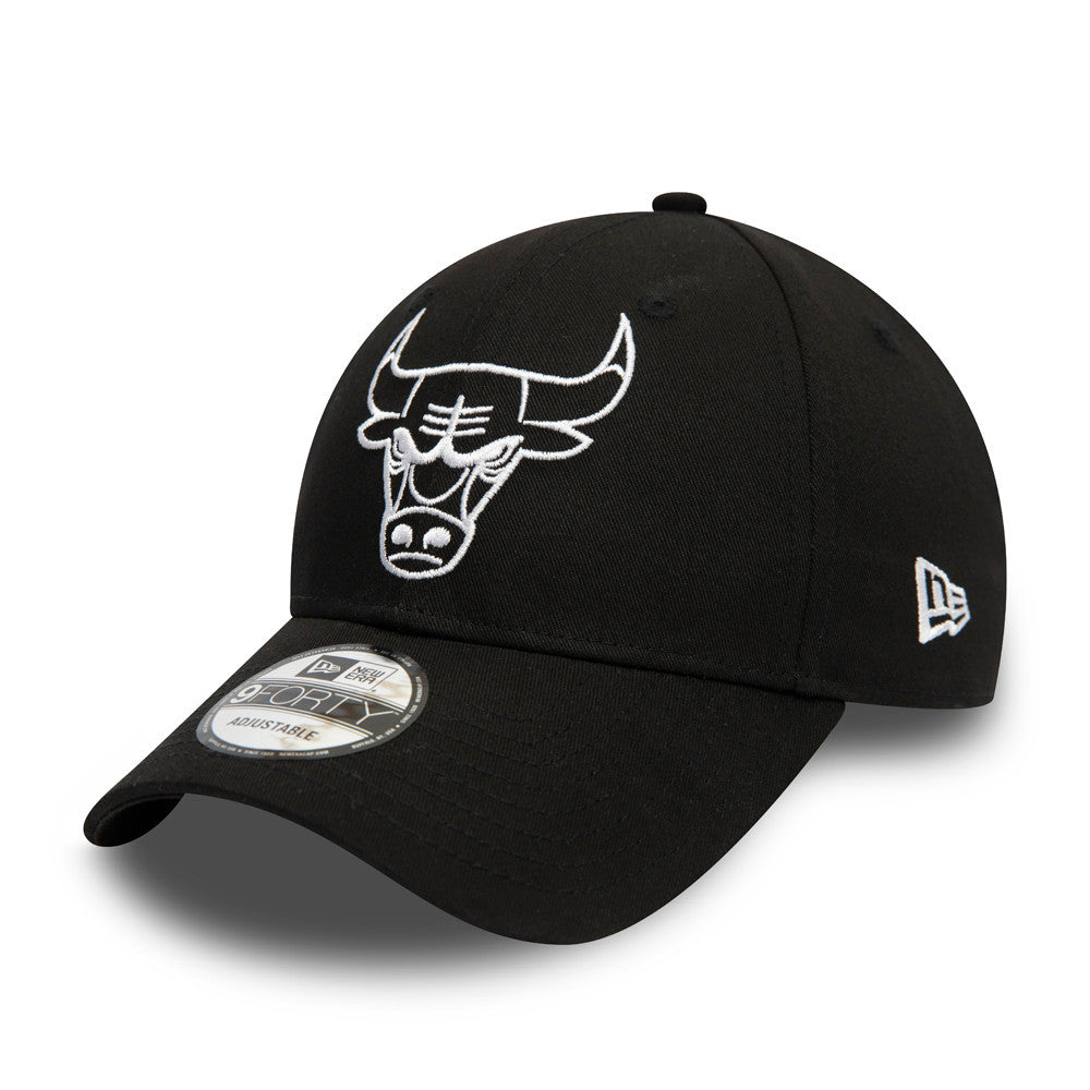 Chicago Bulls Essential Outline Black New Era 9FORTY Cap, front view showing a white embroidered Bulls logo on the front panel, curved black visor with a 9FORTY size sticker, and an embroidered New Era flag logo on the left side.