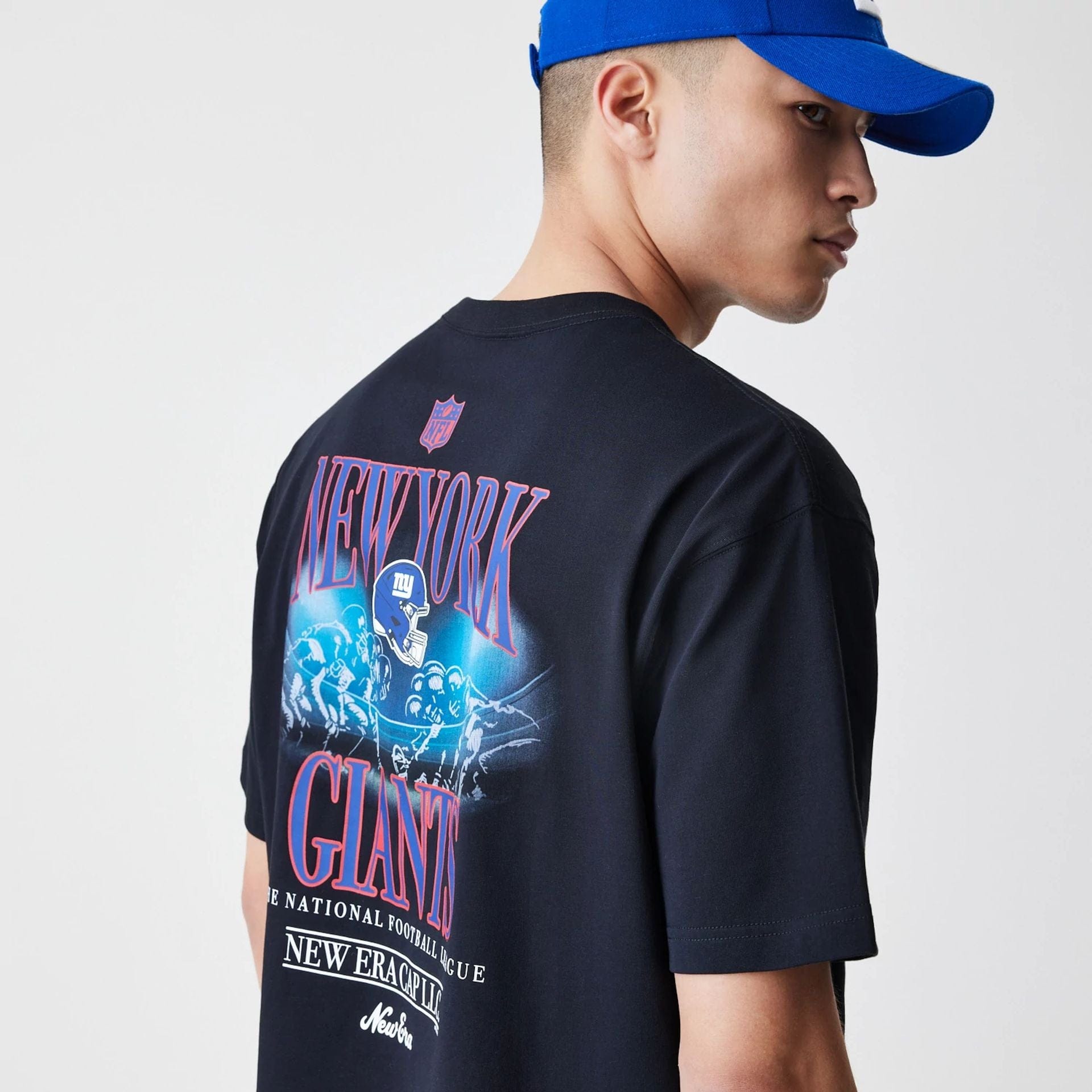 The Male model is wearing New York Giants NFL Black Oversized T-Shirt 5