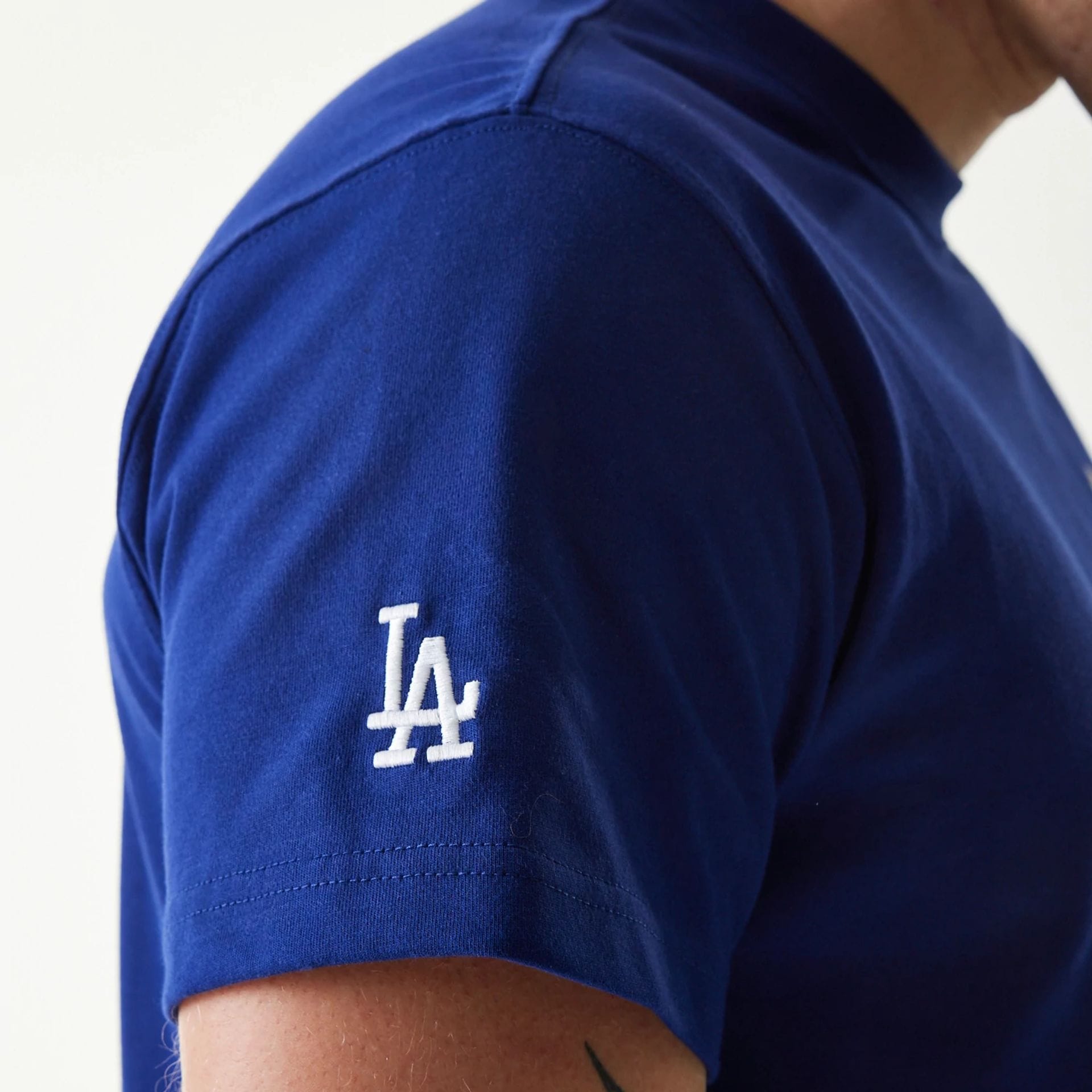 The Male model is wearing LA Dodgers MLB 59FIFTY Pack Cloud Dark Blue T-Shirt 5