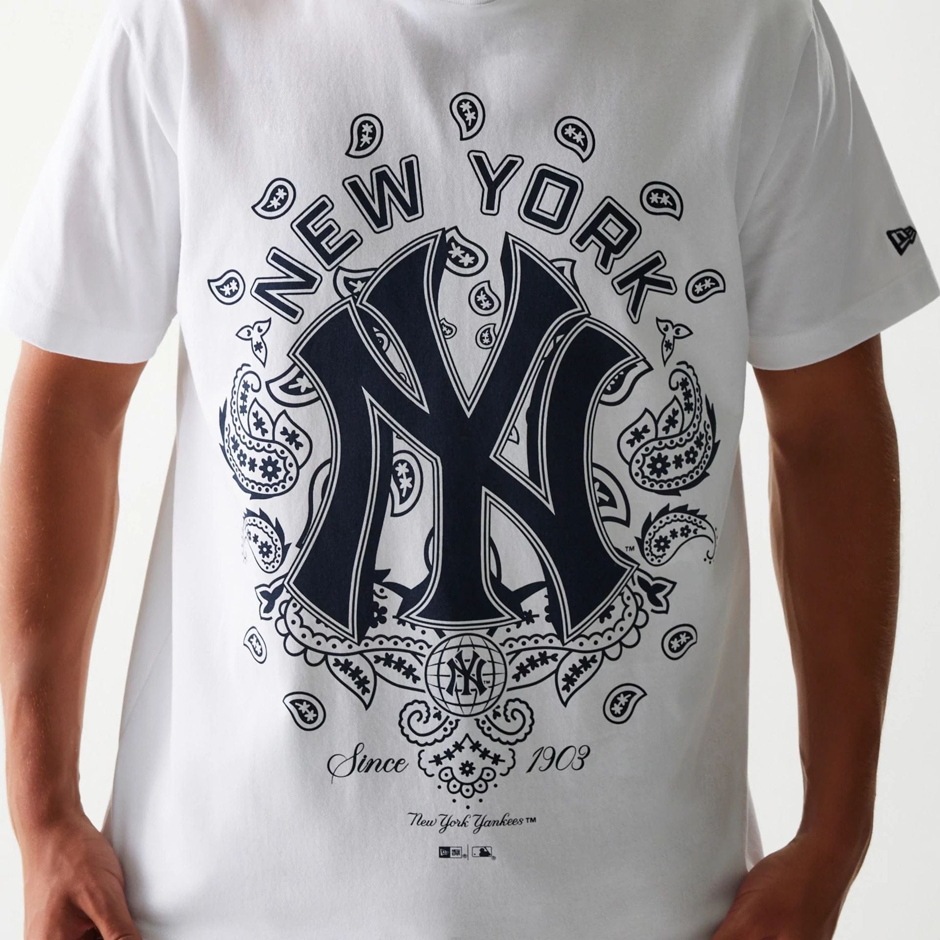 The Male model is wearing New York Yankees New Era Paisley White Oversized T-Shirt 3
