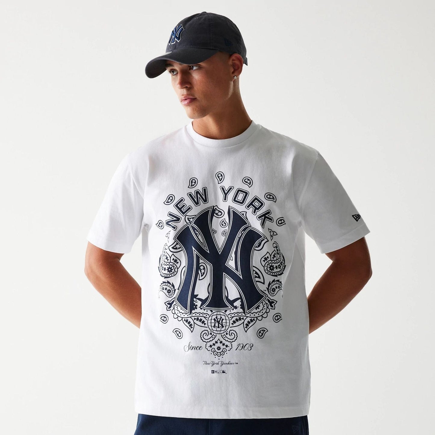 The Male model is wearing New York Yankees New Era Paisley White Oversized T-Shirt 1