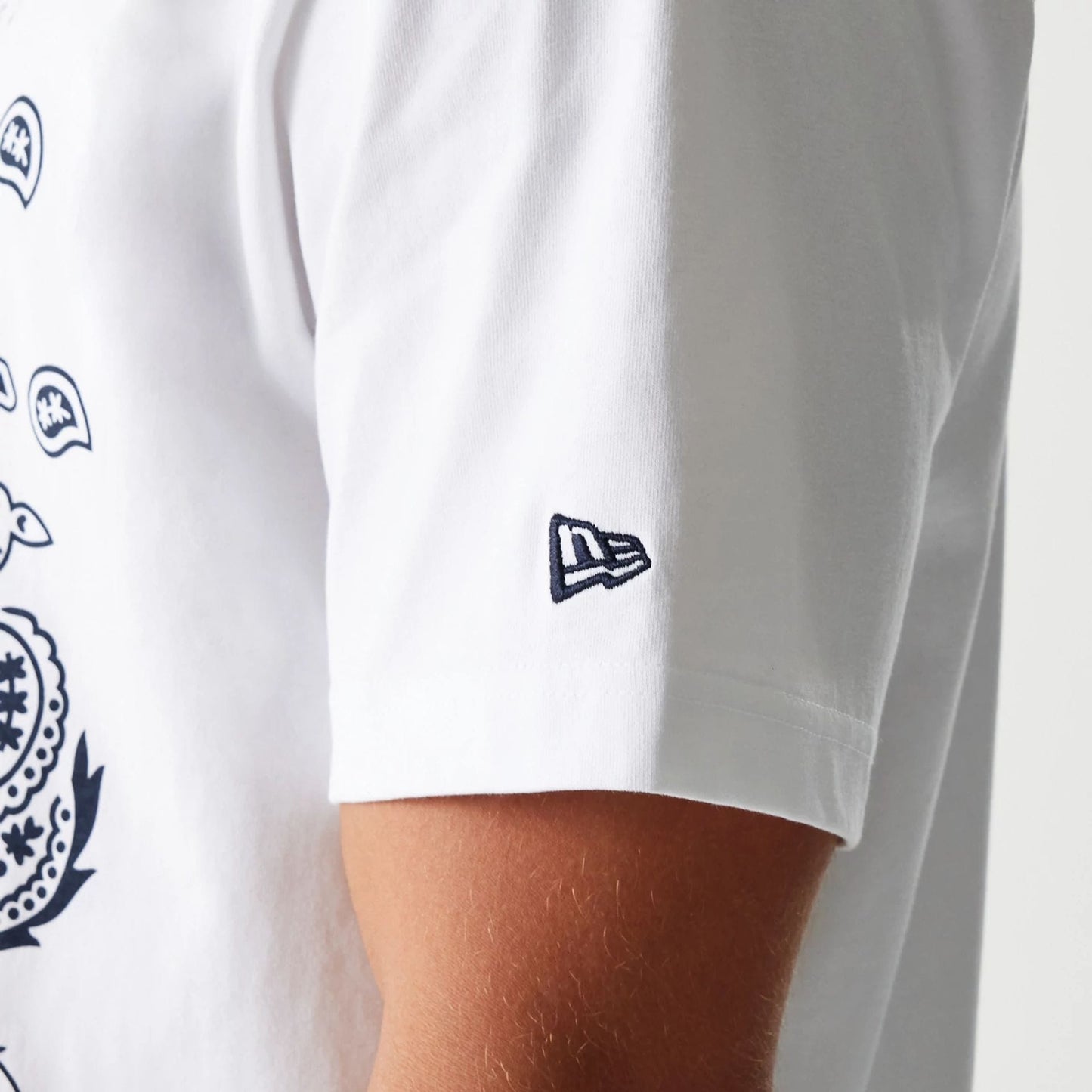 The Male model is wearing New York Yankees New Era Paisley White Oversized T-Shirt 5