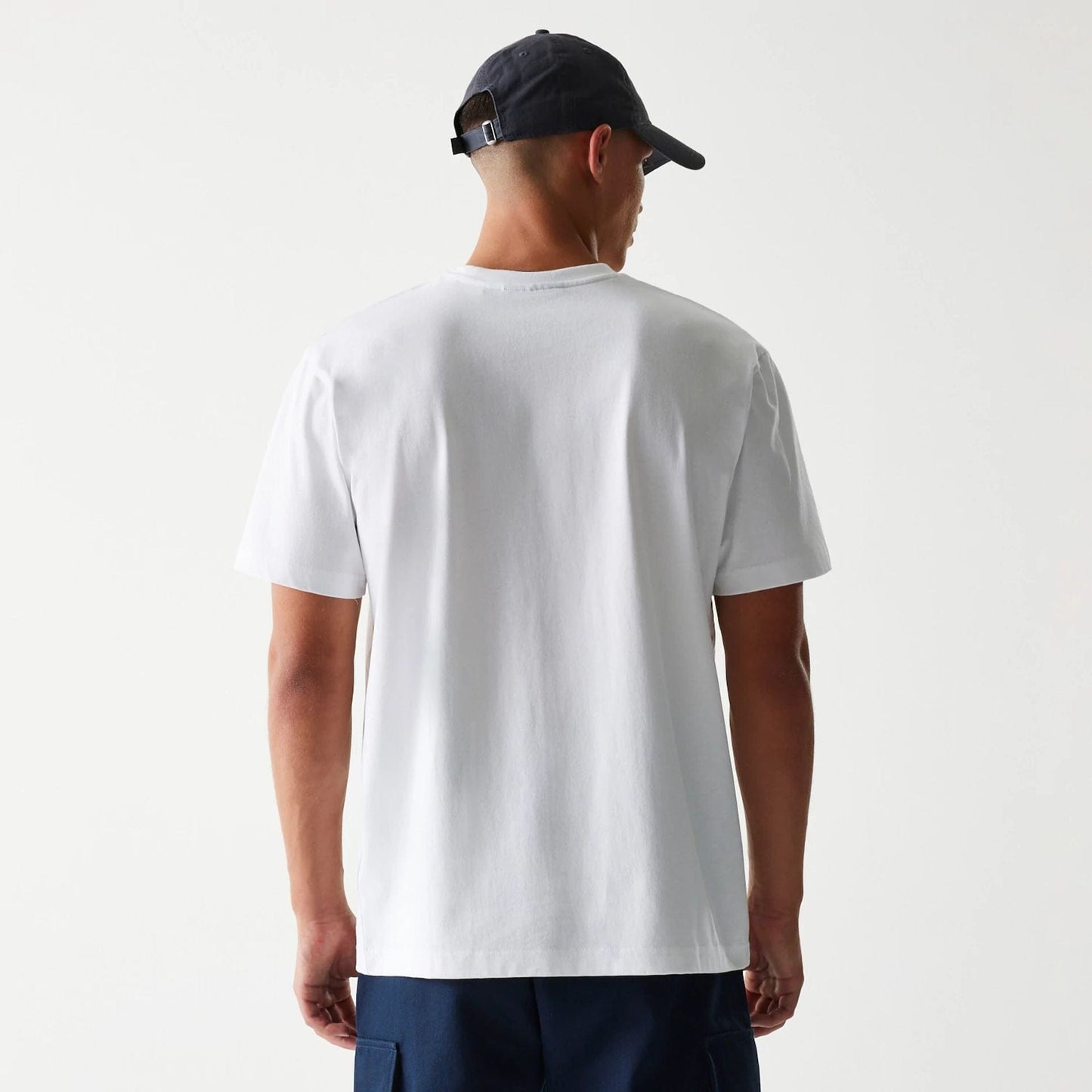 The Male model is wearing New York Yankees New Era Paisley White Oversized T-Shirt 2