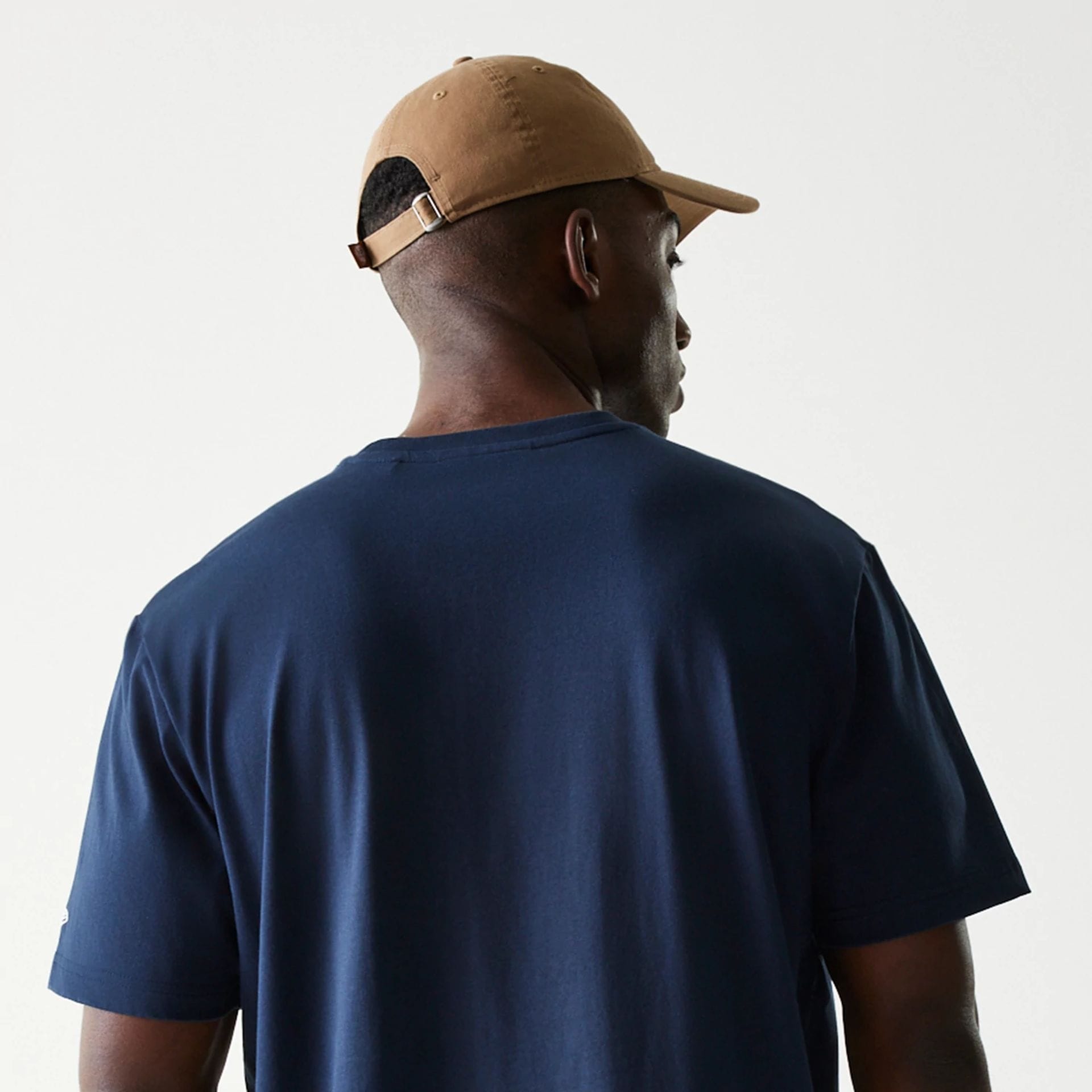 The Male model is wearing New York Yankees MLB Chain Navy Oversized T-Shirt 6