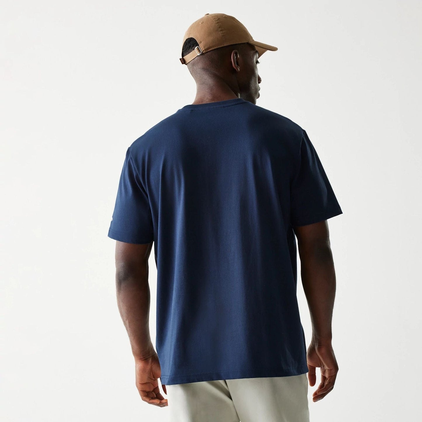 The Male model is wearing New York Yankees MLB Chain Navy Oversized T-Shirt 2