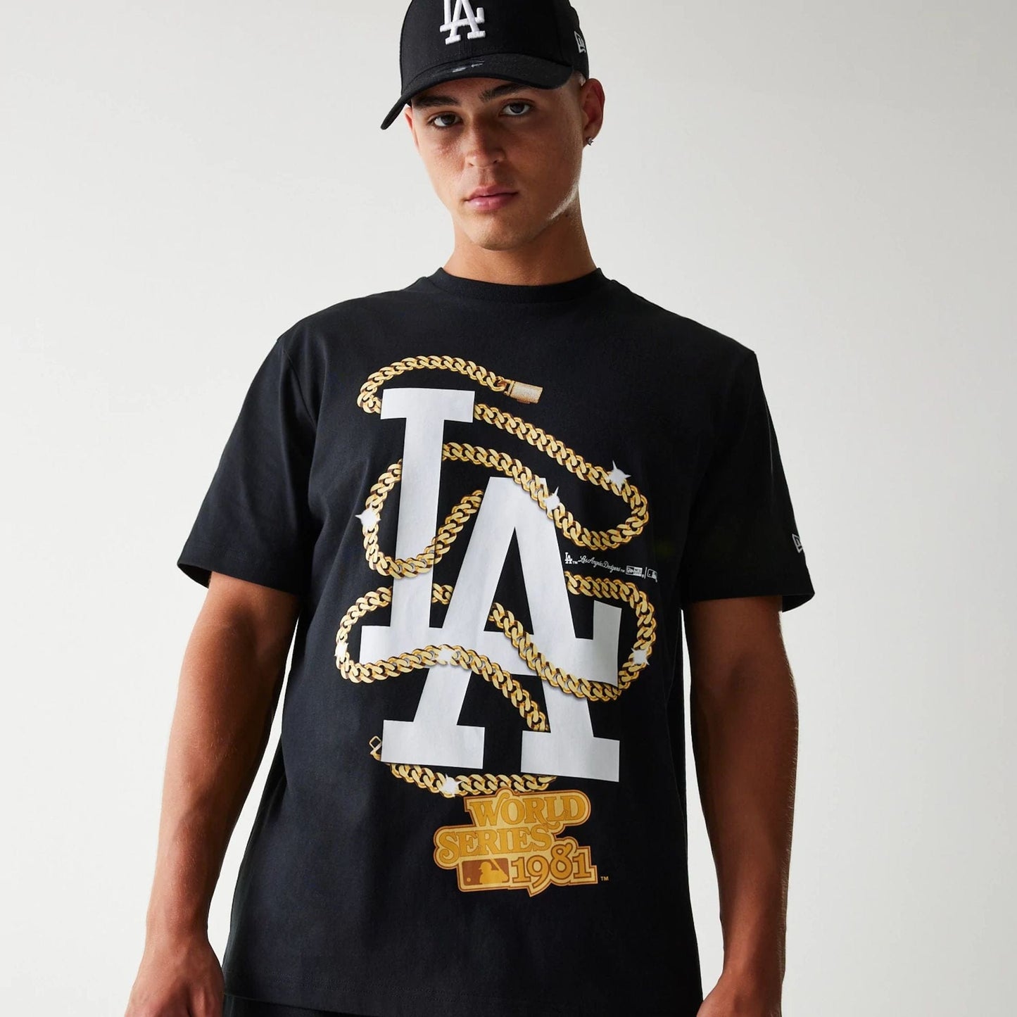 The Male model is wearing LA Dodgers MLB Chain Black Oversized T-Shirt 3
