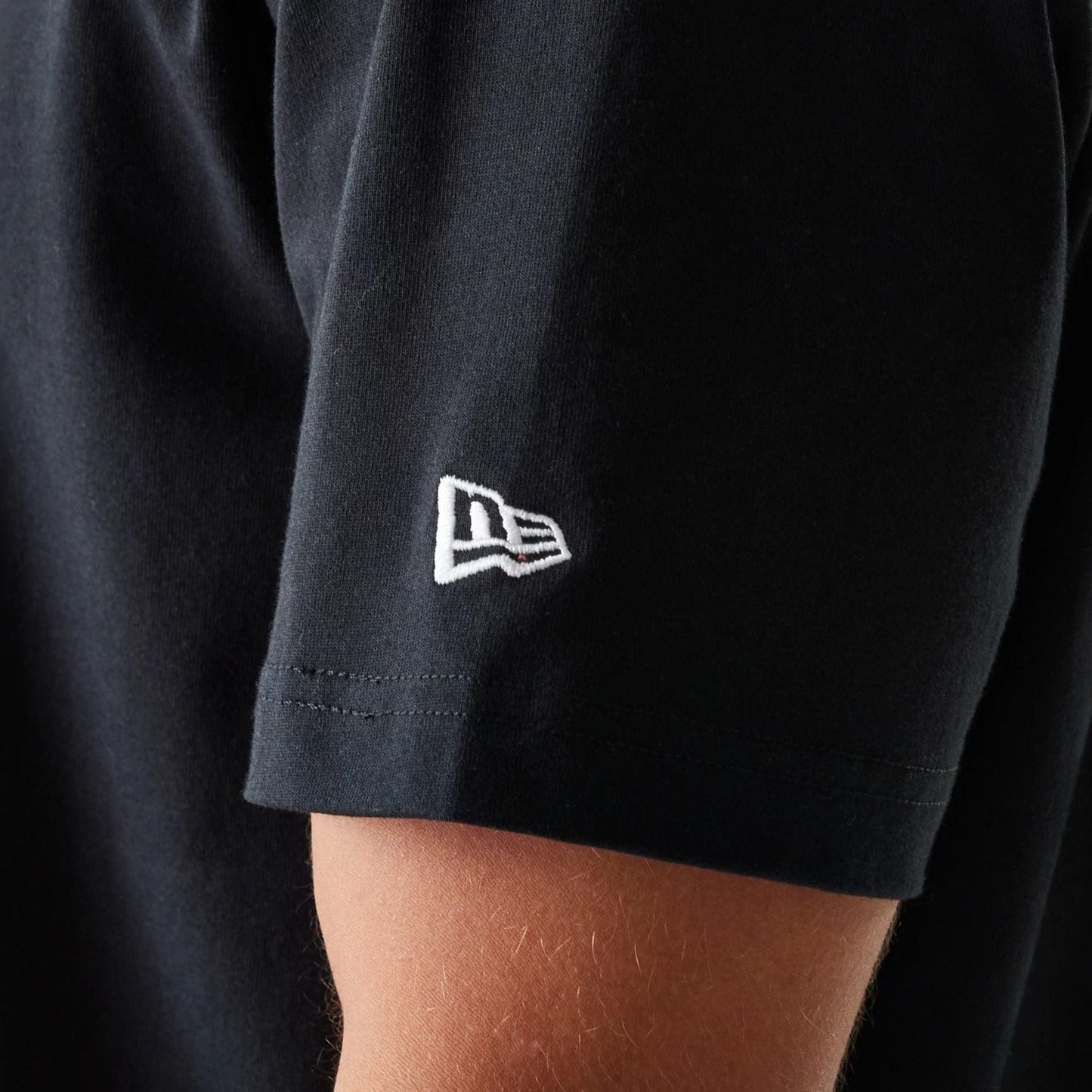 The Male model is wearing LA Dodgers MLB Chain Black Oversized T-Shirt 5